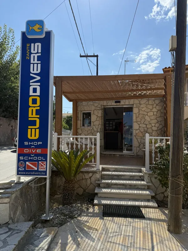 Façade d'un centre de plongée avec enseigne et entrée du magasin