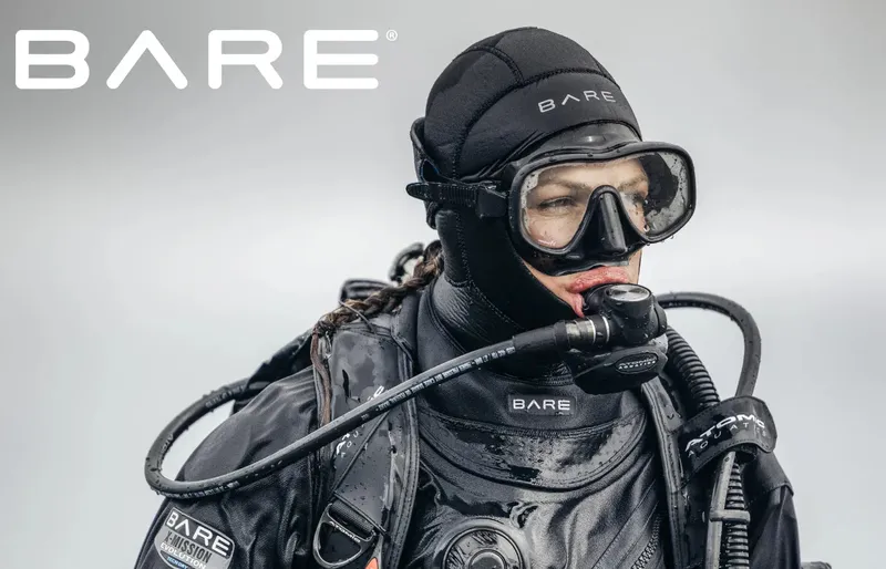 Plongeur équipé d'un masque noir et d'une combinaison complète regarde vers l'avant