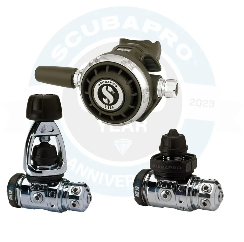 Detendeur et manomètre Scubapro sur fond blanc avec logo
