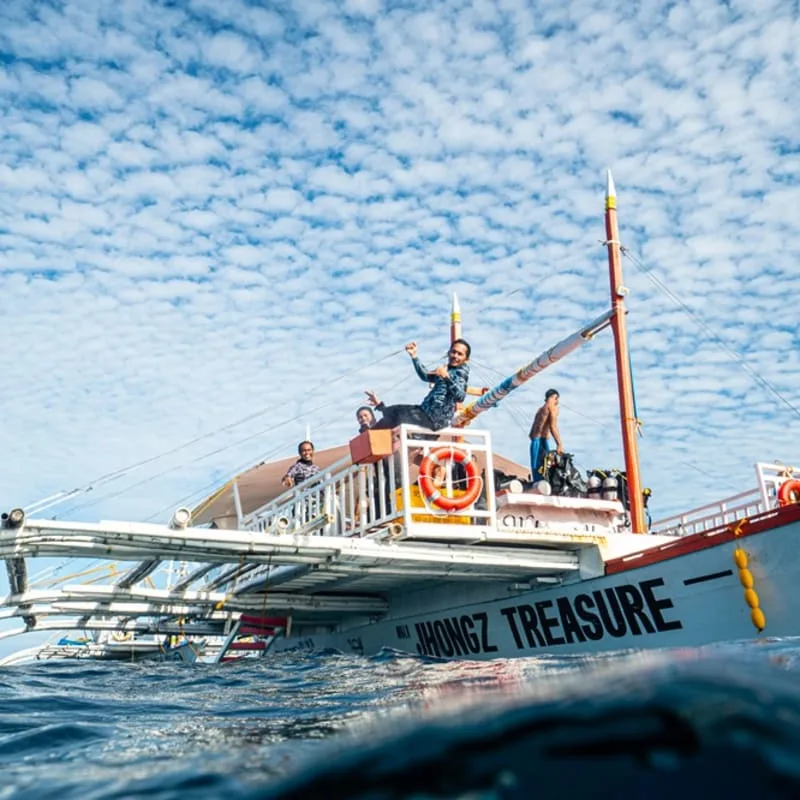 Personnes sur un bateau de plongée, célébrant une sortie en mer