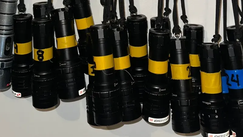 Rangée de lampes de plongée noires et jaunes, prêtes à l'utilisation