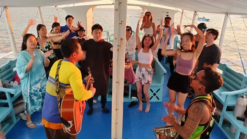 Groupe de personnes sur un bateau, musique, joie, ambiance festive