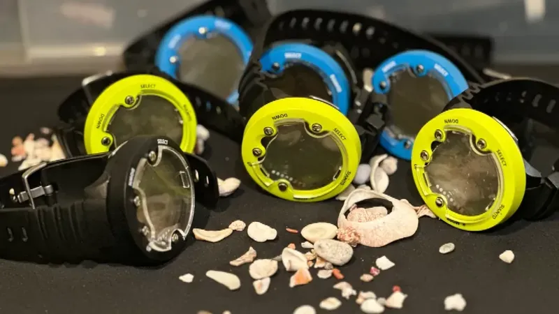 Masques de plongée jaunes et noirs, coquillages, équipement prêt à l'emploi