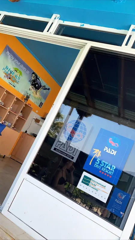 Vitrine d'un centre de plongée avec logos PADI et certifications