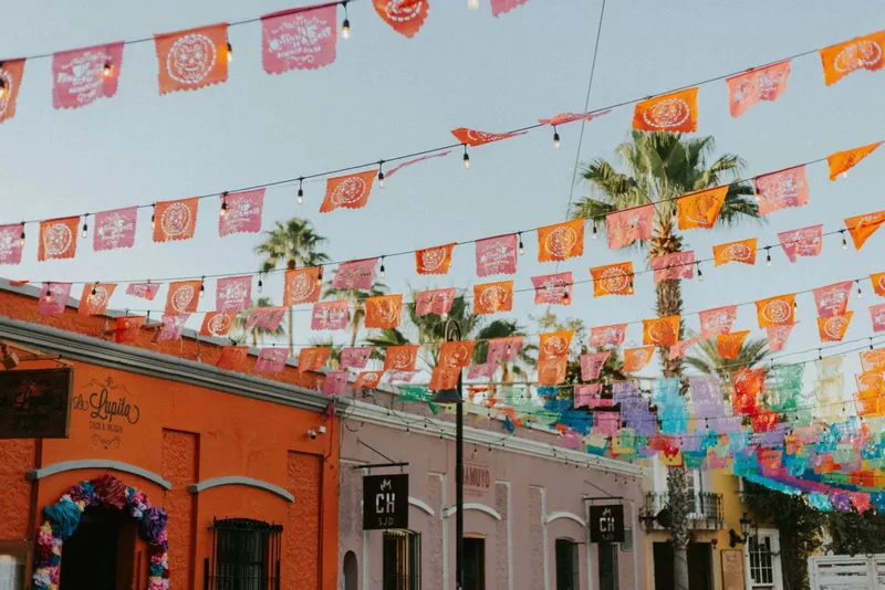 Rue colorée avec des guirlandes de papier et des palmiers