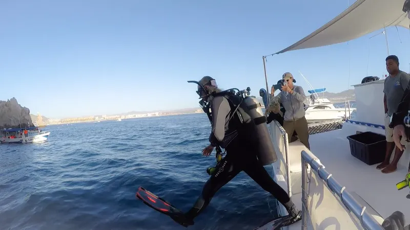Plongeur s'équipant sur un bateau avec d'autres personnes à bord