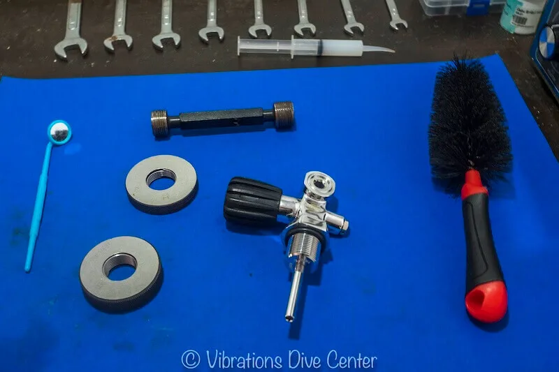 Outils de maintenance pour detendeur de plongée sur table bleue