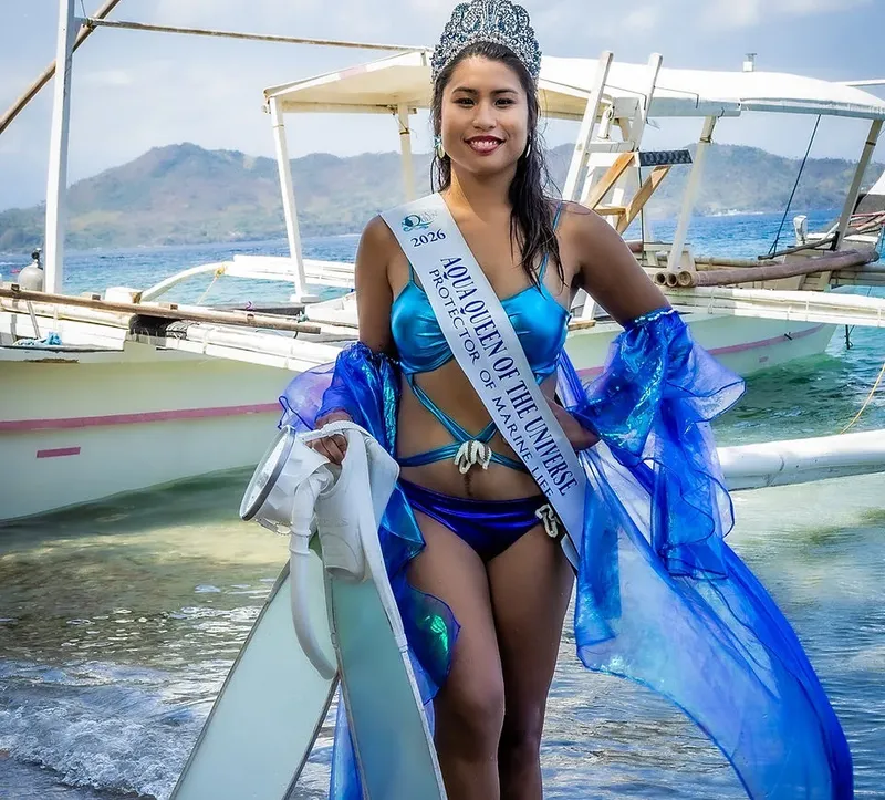 Femme souriante avec une écharpe et une couronne sur un bateau