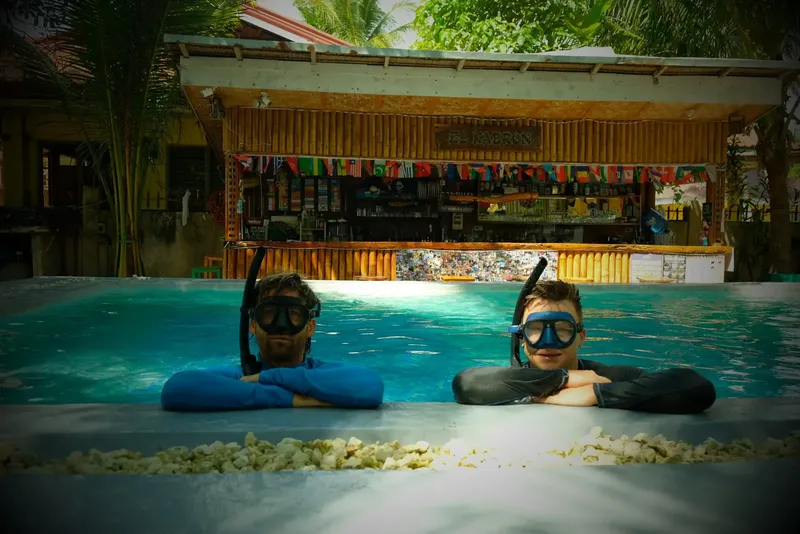 Deux plongeurs avec masque et tuba dans une piscine relaxante