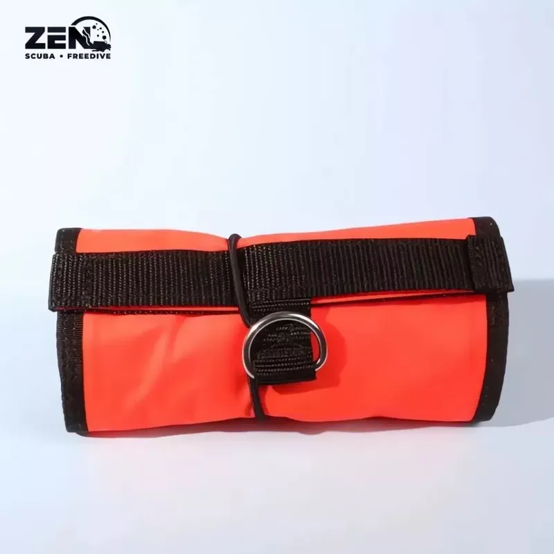 Accessoire de plongée orange et noir enroulé avec une sangle élastique