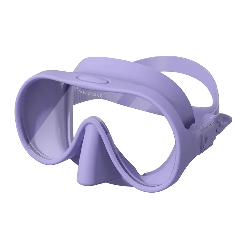 Masque de plongée violet sur fond blanc, équipement de snorkeling