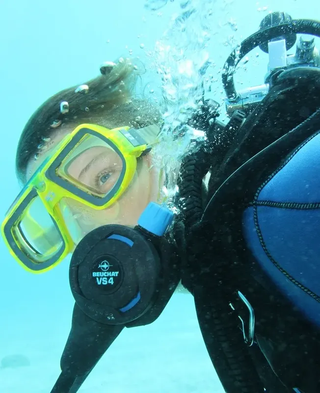 Plongeuse souriante avec masque et détendeur, vue sous-marine claire
