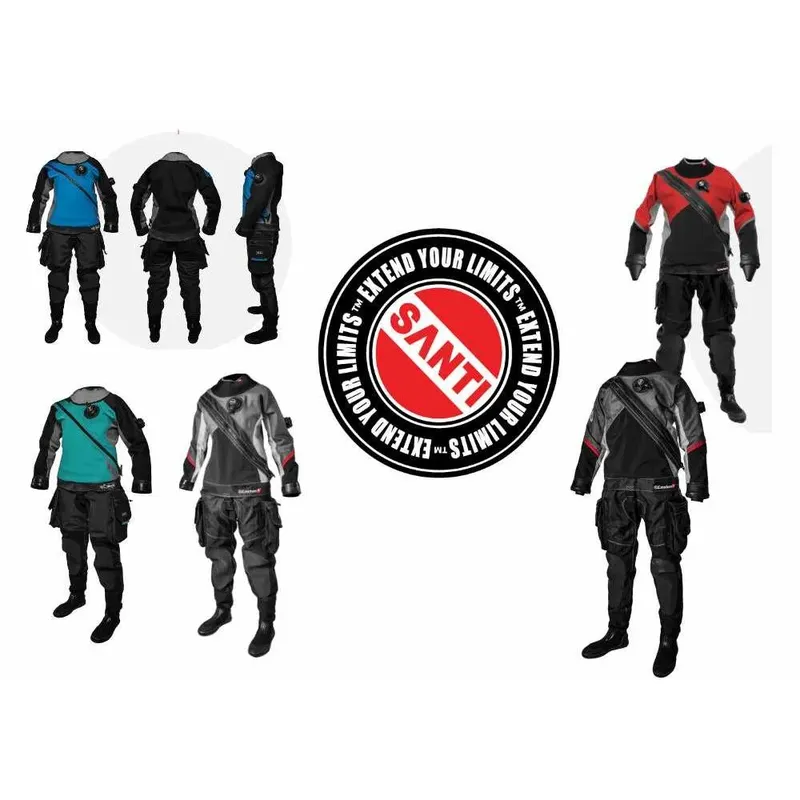 Plusieurs combinaisons de plongée de différentes couleurs sur fond clair