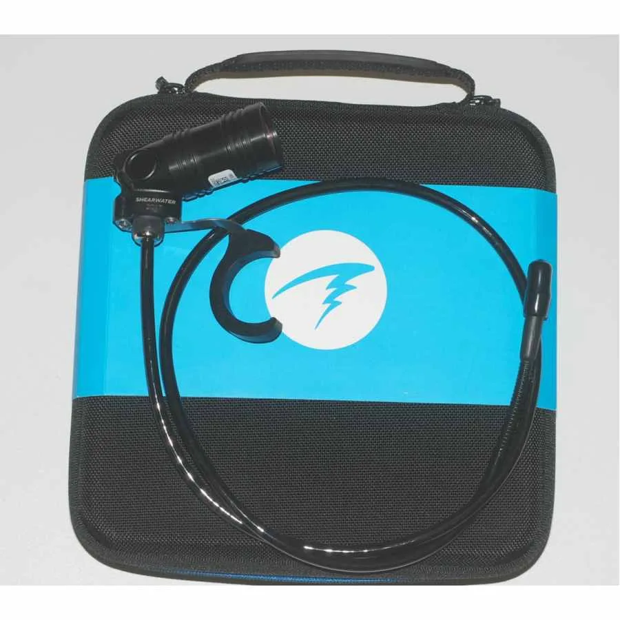 Detendeur de plongée Shearwater noir et tuyau dans un sac bleu