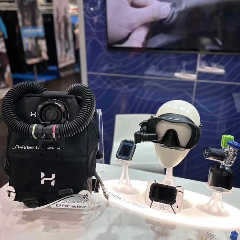 Equipement de plongée rebreather noir et blanc sur présentoir lumineux