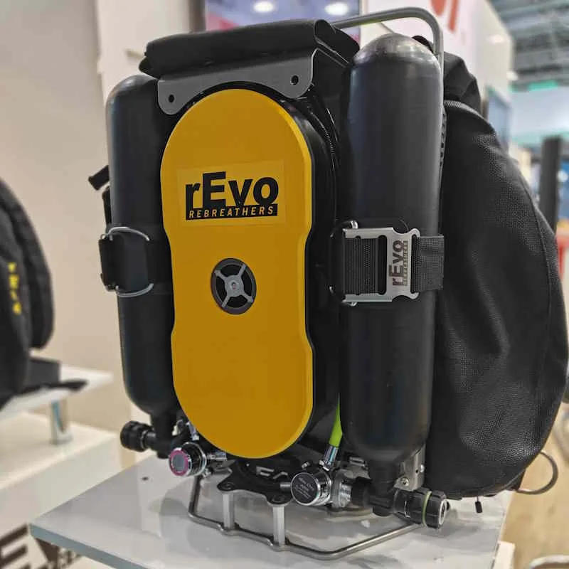 Equipement de plongée rebreather jaune et noir, prêt à l'utilisation