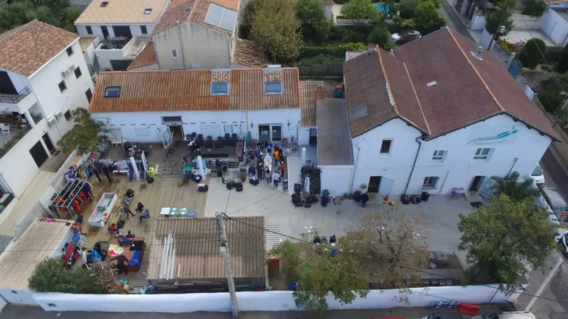 Vue aérienne d'un centre de plongée avec du matériel et des personnes