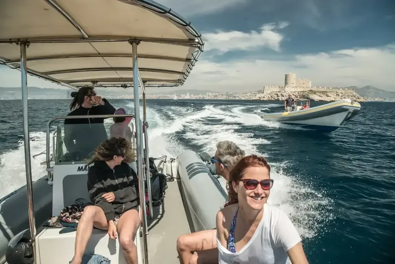 Personnes souriantes à bord de bateaux semi-rigides en mer