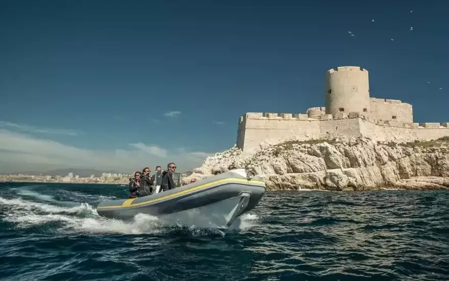 Bateau semi-rigide navigue en mer avec des passagers à bord