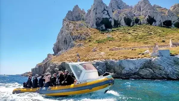 Groupe de plongeurs à bord d'un bateau jaune en mer