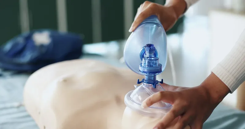 Formation premiers secours : insufflation bouche-à-masque sur mannequin