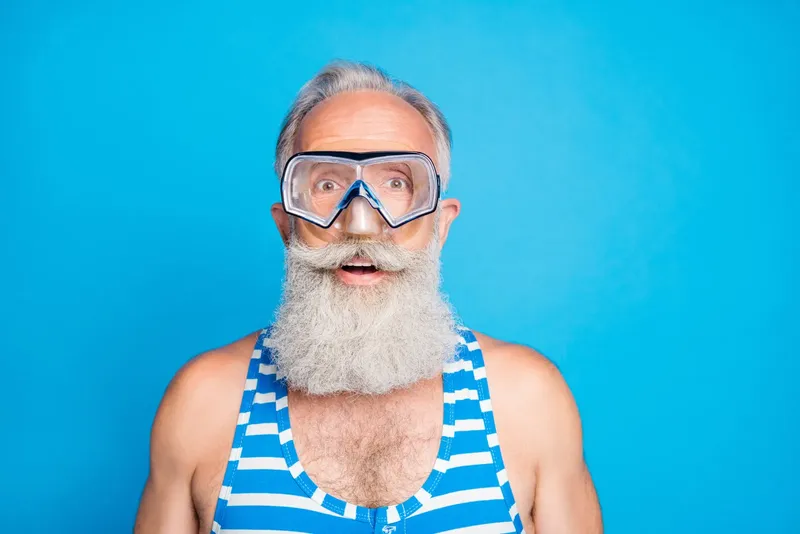 Homme âgé avec masque de plongée et barbe, expression surprise