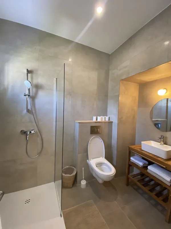 Salle de bain moderne avec douche à l'italienne et lavabo en bois