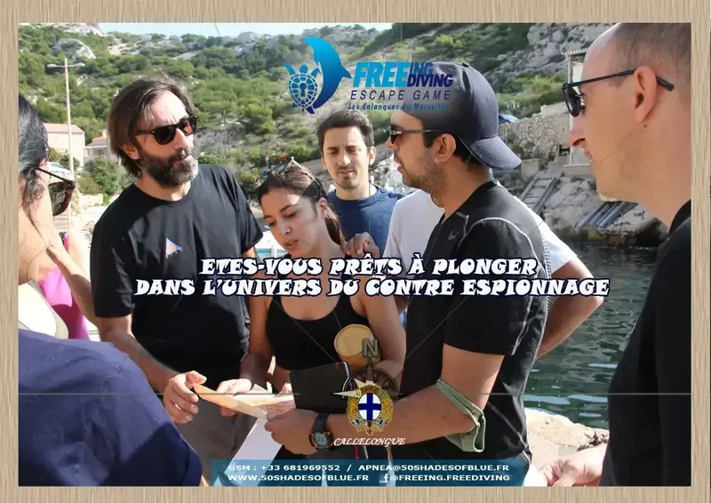 Groupe de personnes en extérieur, avec un texte promotionnel sur l'image