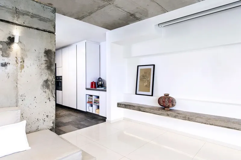 Interieur moderne avec murs blancs, béton apparent et éléments décoratifs