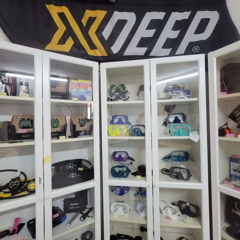 Vitrine d'un magasin de plongée avec masques, tubas et accessoires