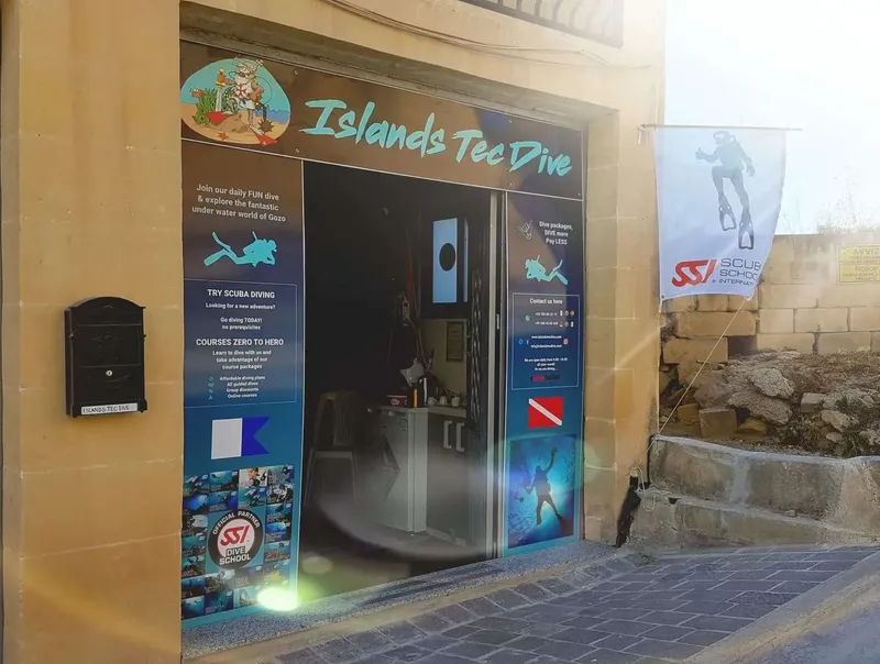 Devanture d'un centre de plongée avec affiches et équipements visibles