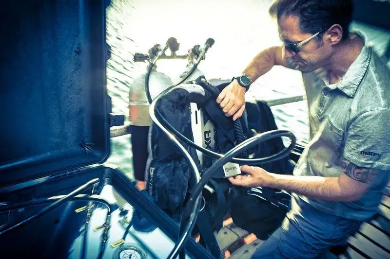 Un plongeur vérifie l'équipement de plongée avant une sortie en mer