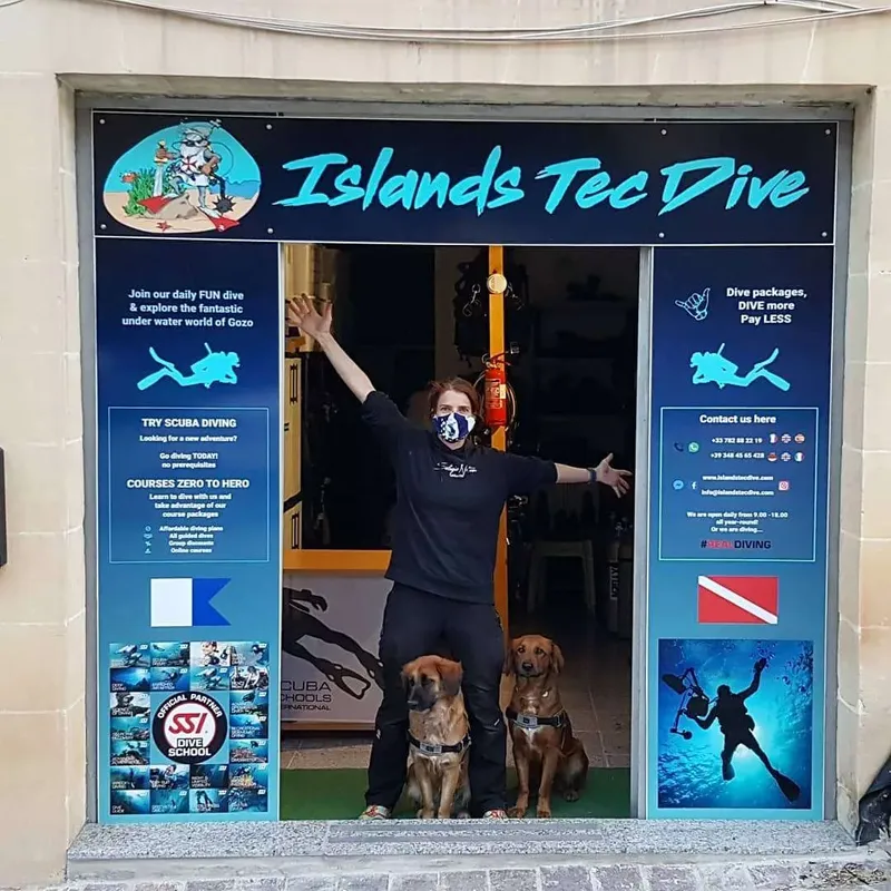 Devanture d'un centre de plongée avec un plongeur et un chien