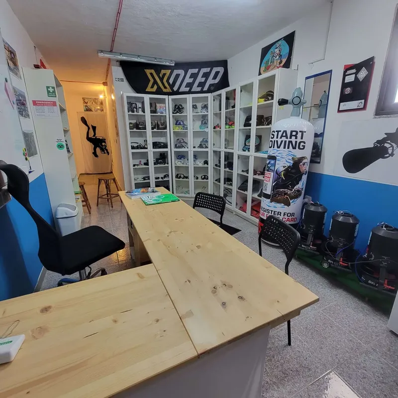 Intérieur d'un centre de plongée avec équipement et affiches promotionnelles