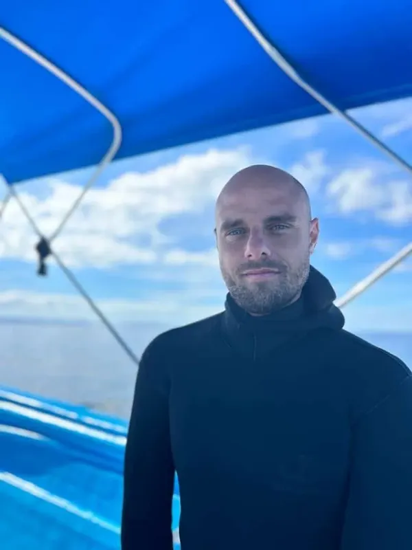 Homme regardant la caméra sur un bateau en mer