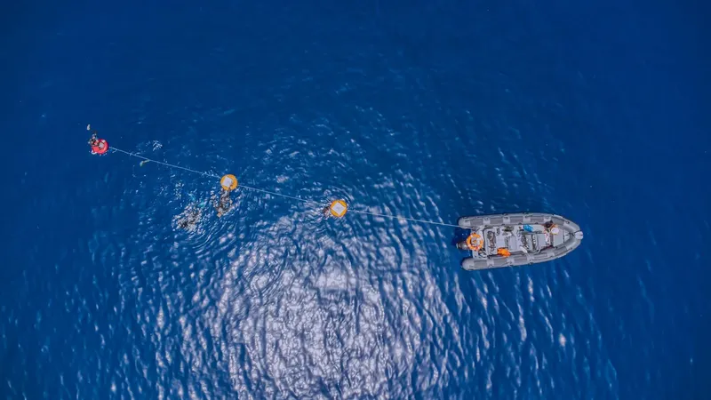 Plongeurs en surface attachés à un bateau de plongée bleu clair