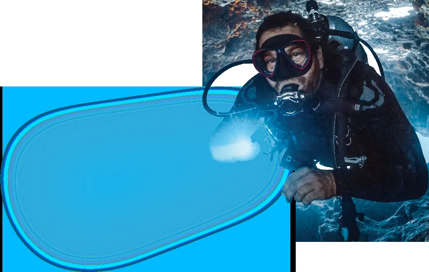 Plongeur avec masque et détendeur explore un milieu sous-marin bleu