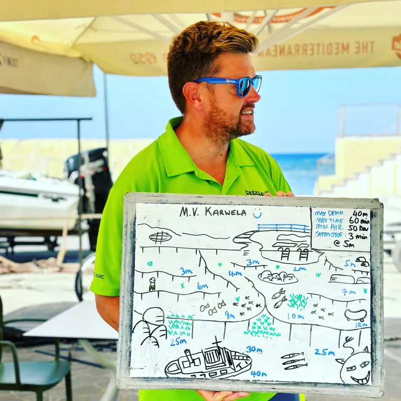 Un moniteur de plongée présente un tableau de site avec des informations