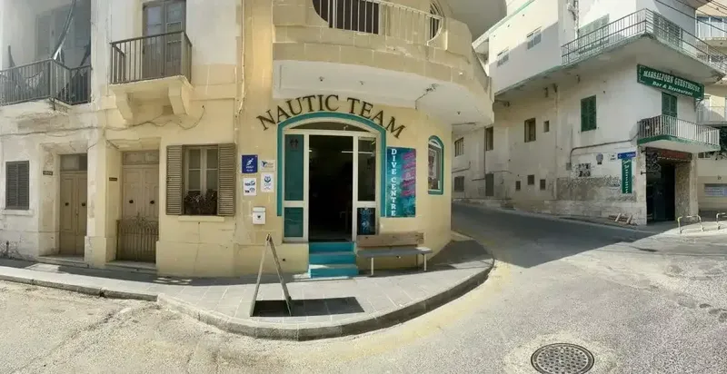 Façade d'un centre de plongée avec enseigne et devanture colorée