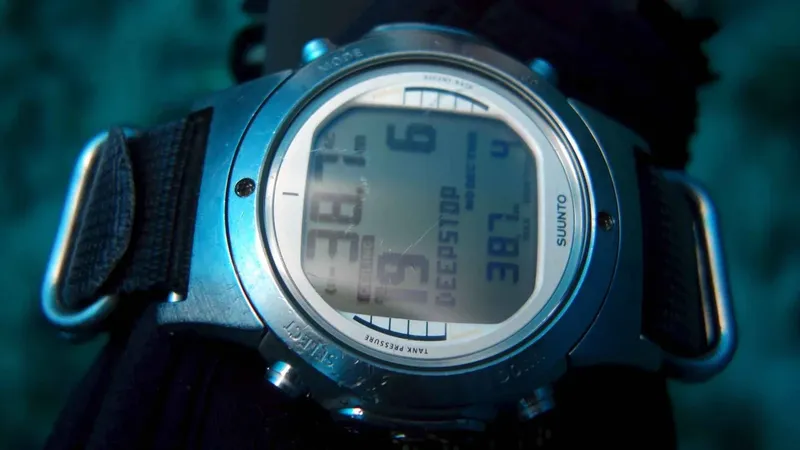 Ordinateur de plongée Suunto affichant profondeur, temps et pression résiduelle