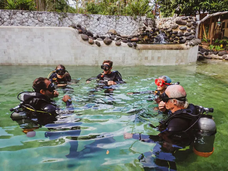 Groupe de plongeurs en formation dans une piscine ou un lagon