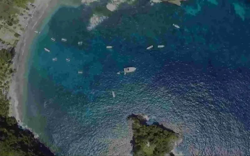 Vue aérienne d'une crique avec des bateaux amarrés dans l'eau turquoise