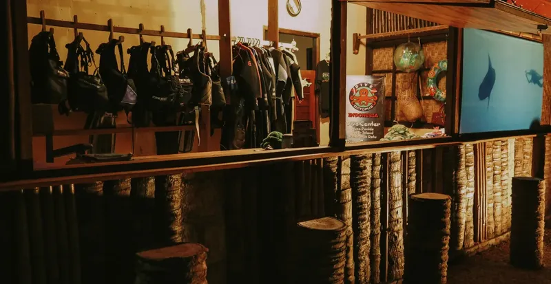Intérieur d'un centre de plongée avec équipement et décoration marine