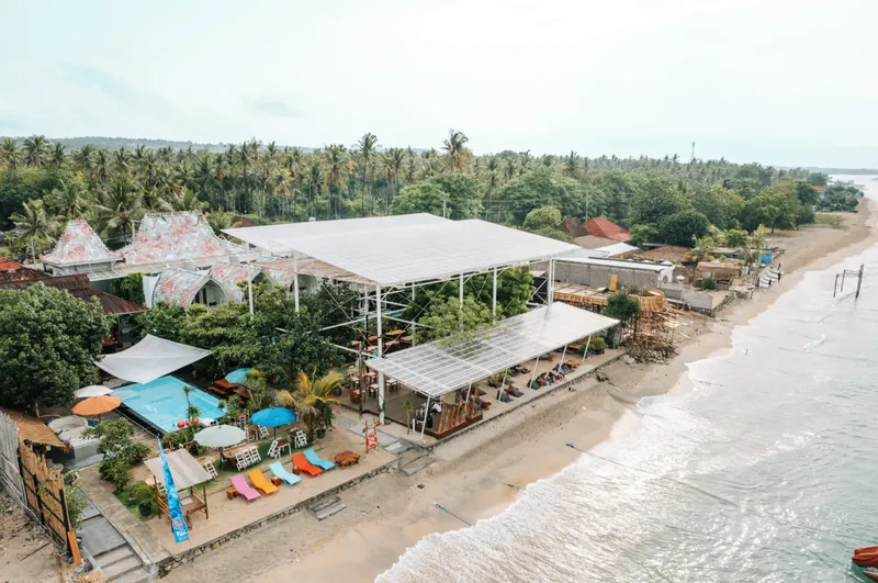 Vue aérienne d'un centre de plongée sur une plage tropicale