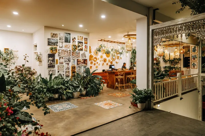 Intérieur lumineux d'un centre avec une personne au comptoir et plantes