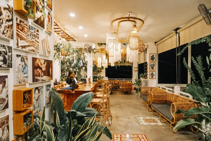 Intérieur lumineux d'un espace de détente avec plantes et mobilier en rotin