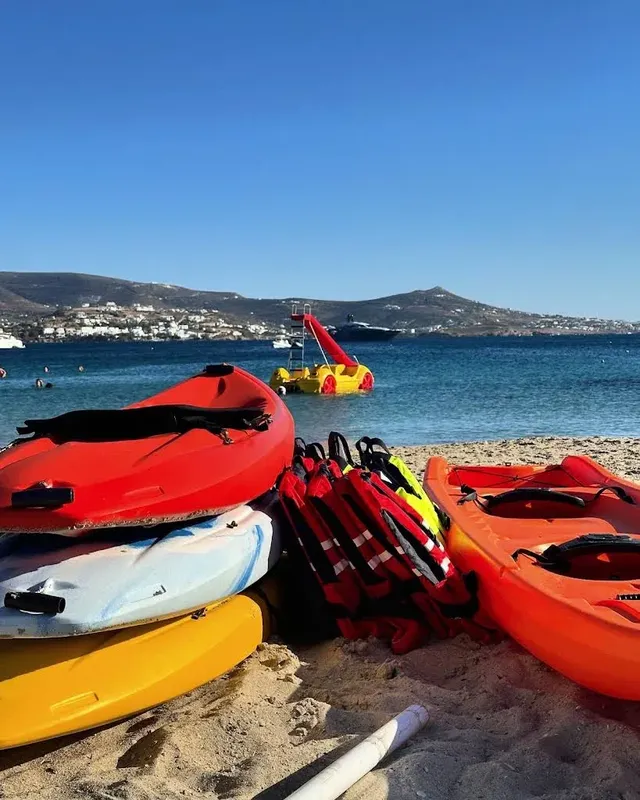 Kayaks et gilets de sauvetage sur une plage ensoleillée