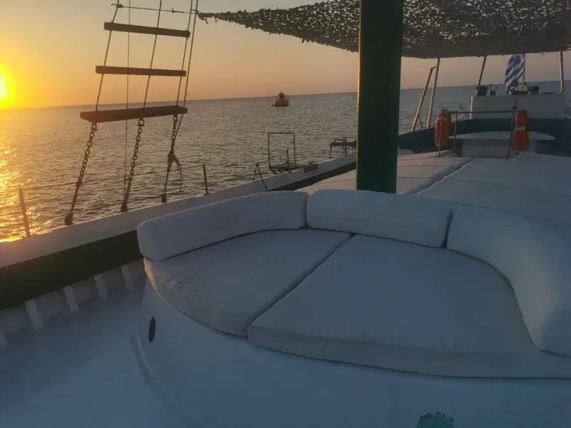 Coucher de soleil sur mer depuis un bateau de plongée blanc