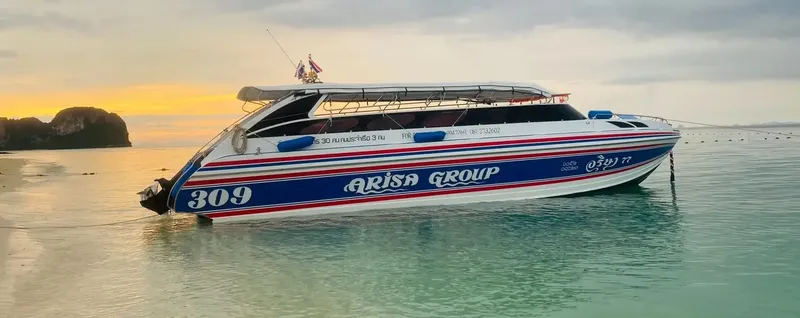 Speedboat blanc et bleu amarré dans une eau turquoise calme