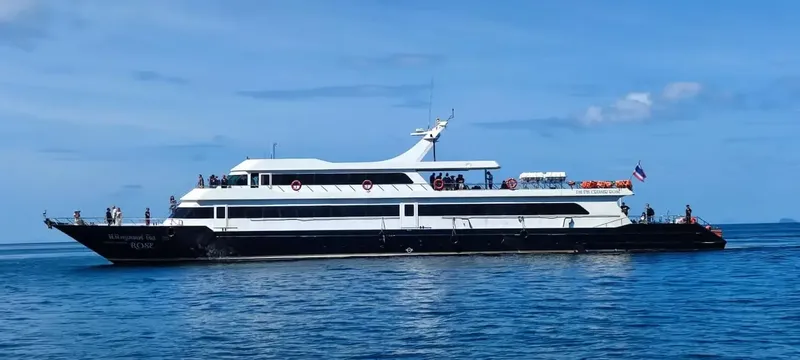 Grand bateau de plongée noir et blanc avec des passagers à bord